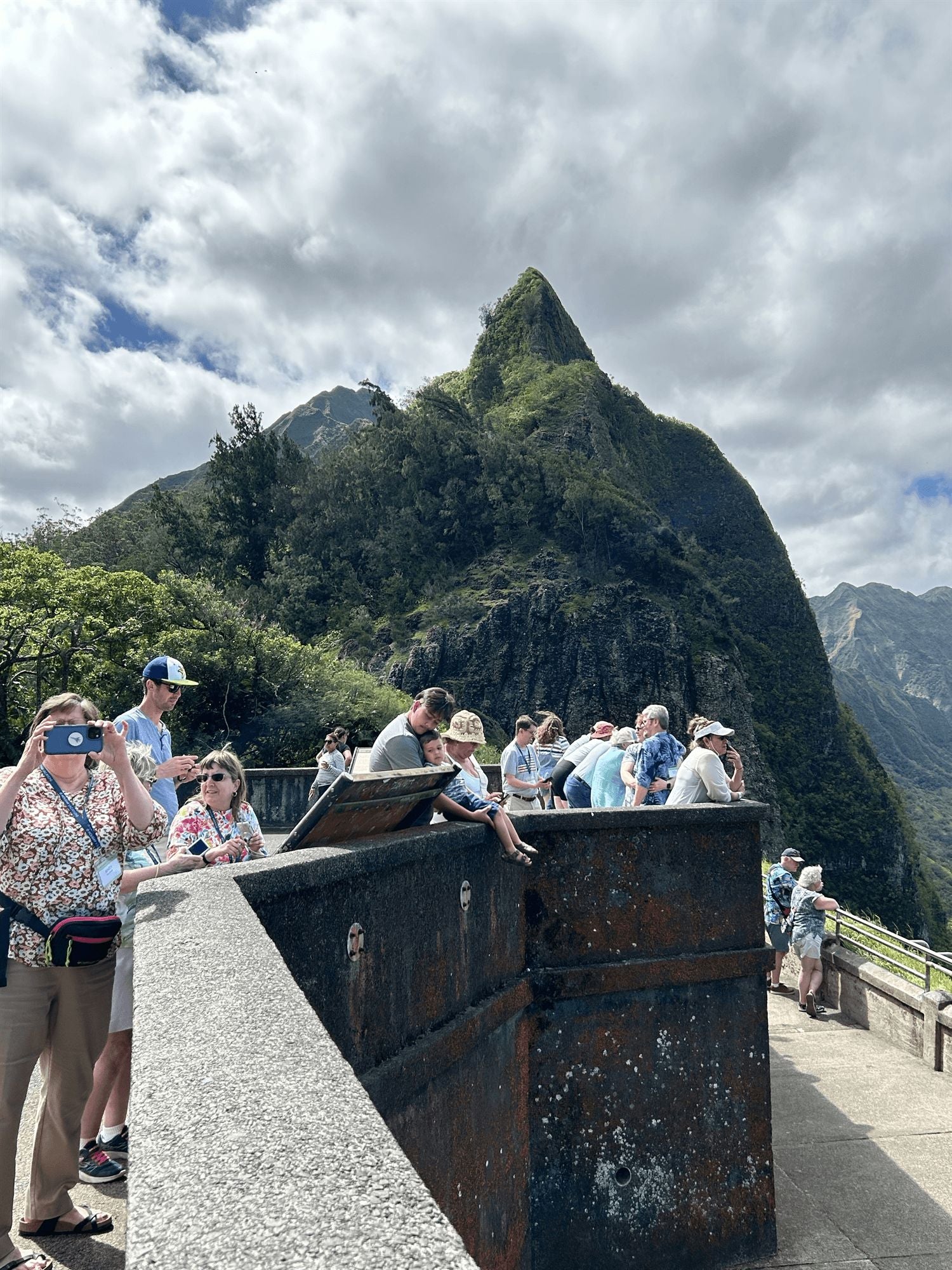 Holiday Vacations guests at Nu'uanu Pali Lookout, Oahu
