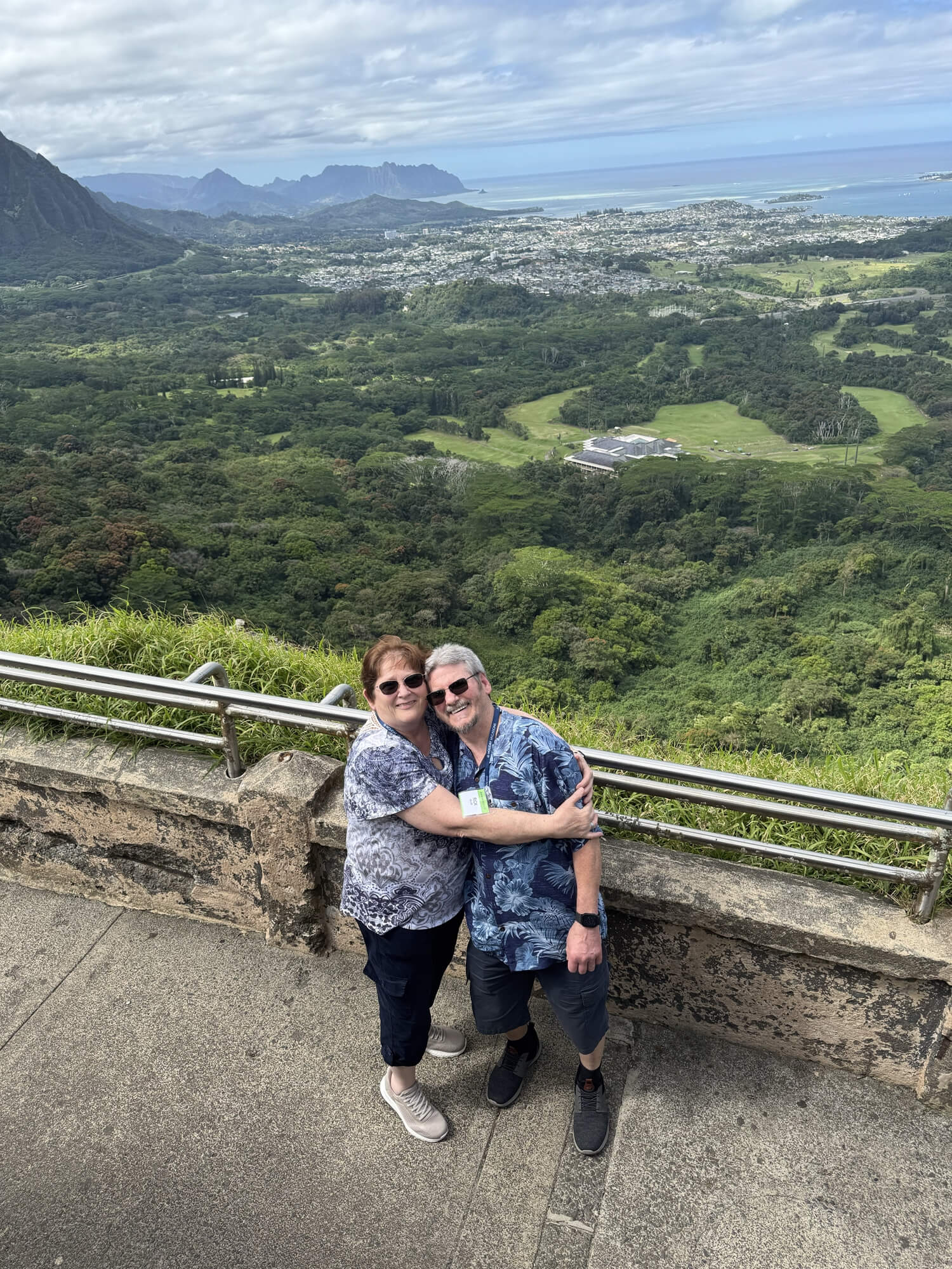 Holiday Vacations guests at Nu'uanu Pali Lookout, Oahu